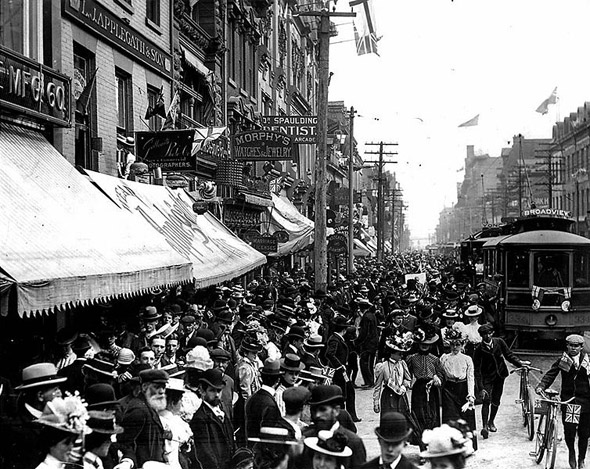 20101227-1900-Yonge_Street_crowd_celebrating_the_end_of_the_Boer_War